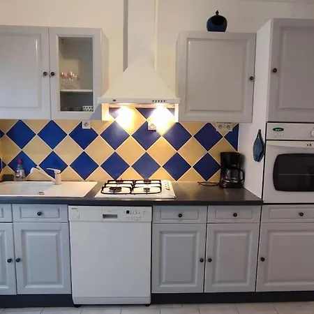 Petite Maison Des Demoiselles